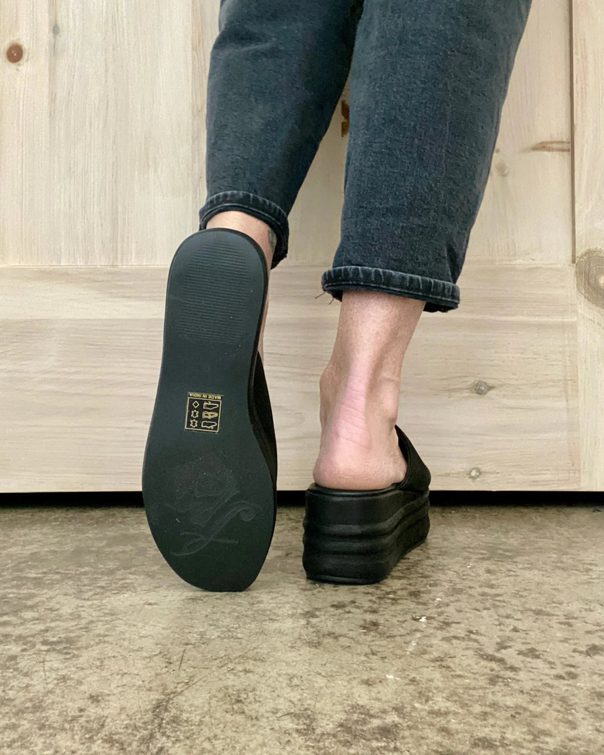 Harbor Flatform Sandals in Black