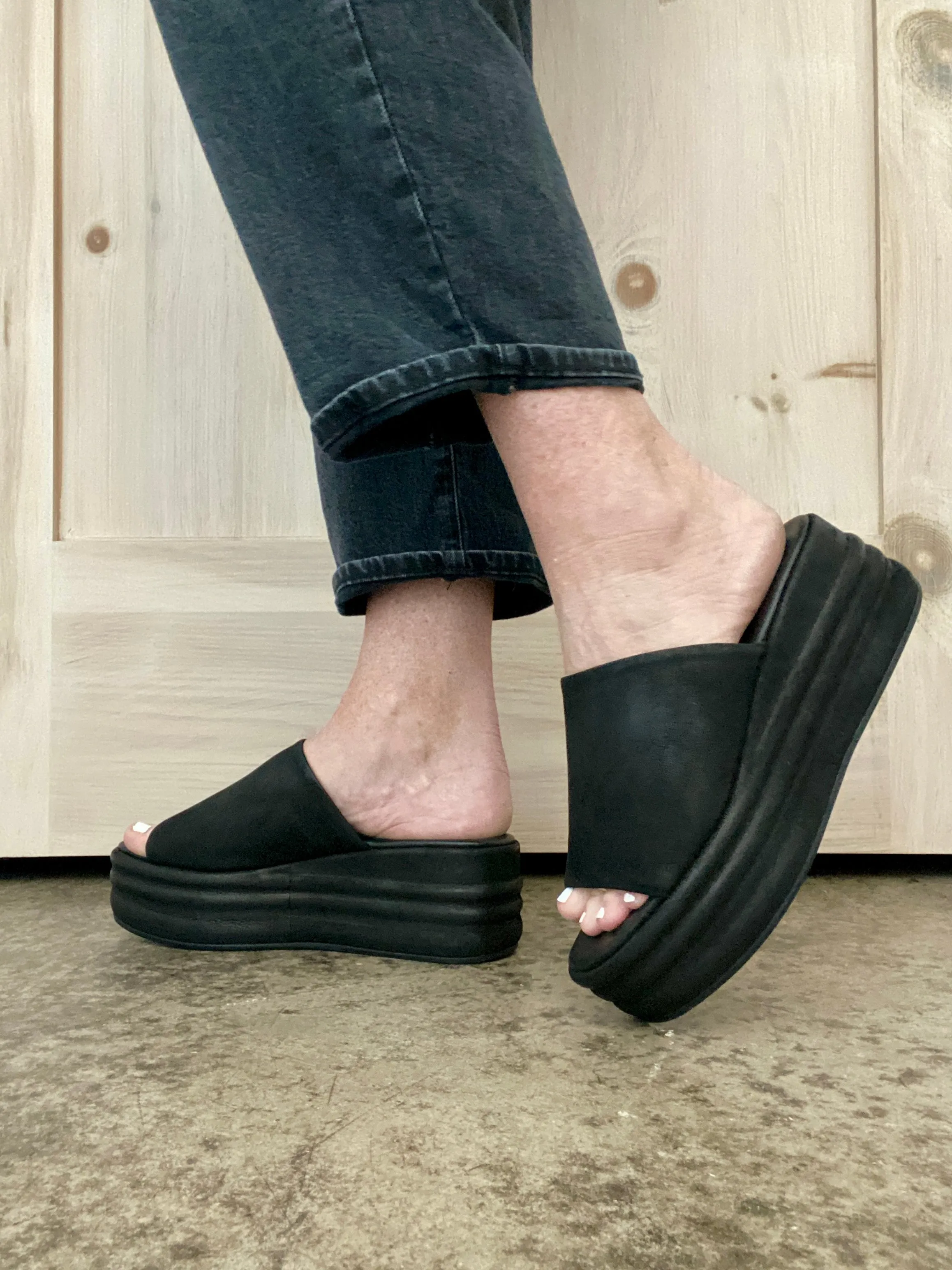 Harbor Flatform Sandals in Black