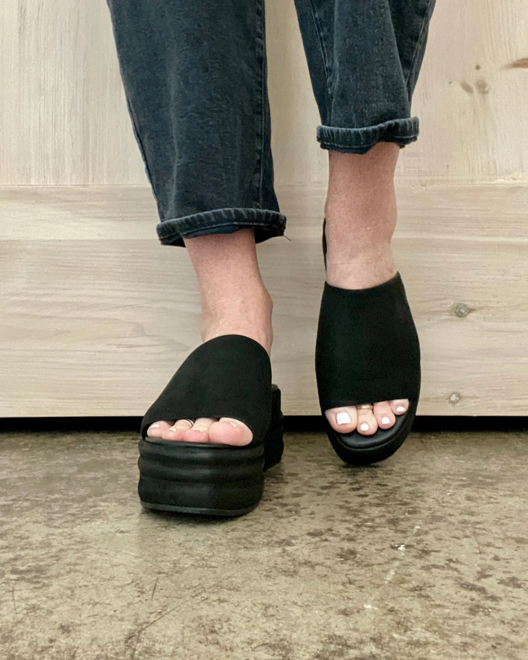 Harbor Flatform Sandals in Black