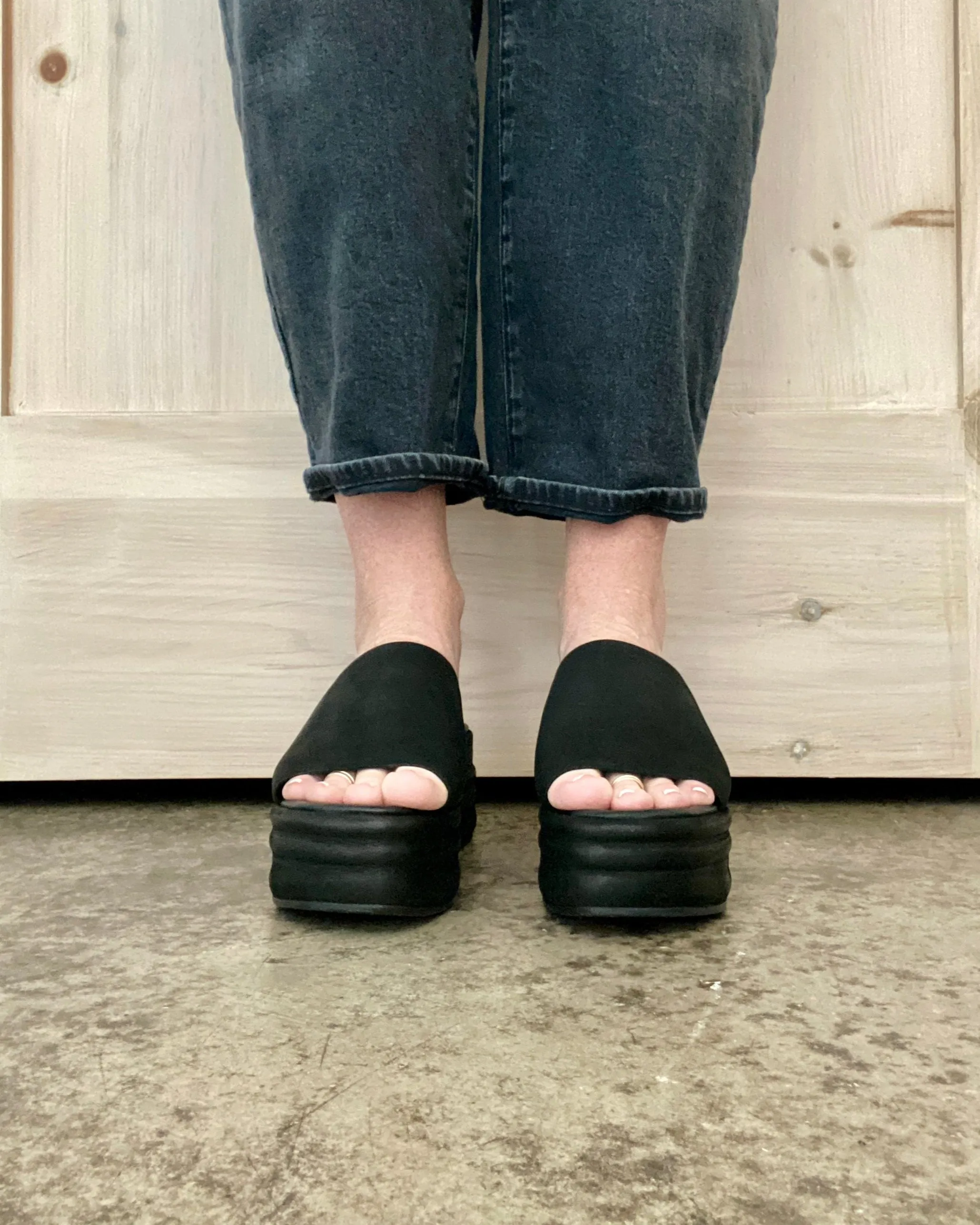 Harbor Flatform Sandals in Black